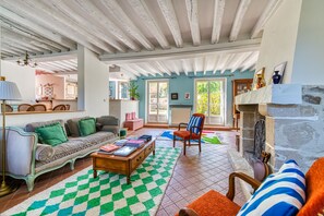 TV, fireplace, DVD player, stereo - Maison Prado - avec piscine privée et grand jardin (Magny-en-Vexin)