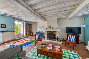 TV, fireplace, DVD player, stereo - Maison Prado - avec piscine privée et grand jardin (Magny-en-Vexin)