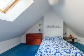 3 bedrooms, desk