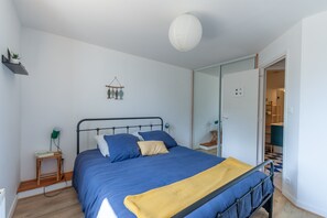3 bedrooms, desk