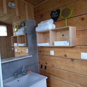 Een douche, een haardroger, handdoeken, toiletpapier