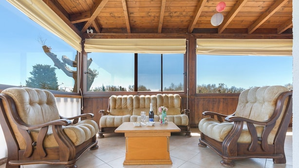 A wooden ceiling with a view of the outdoors. - 3326 Villetta Jannara by Barbarhouse (Melendugno)