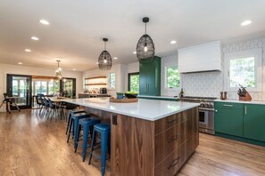 Fridge, microwave, oven, stovetop - Lake Escape has it ALL--Deep water, panoramic views, POOL, main lake! (Bracey)