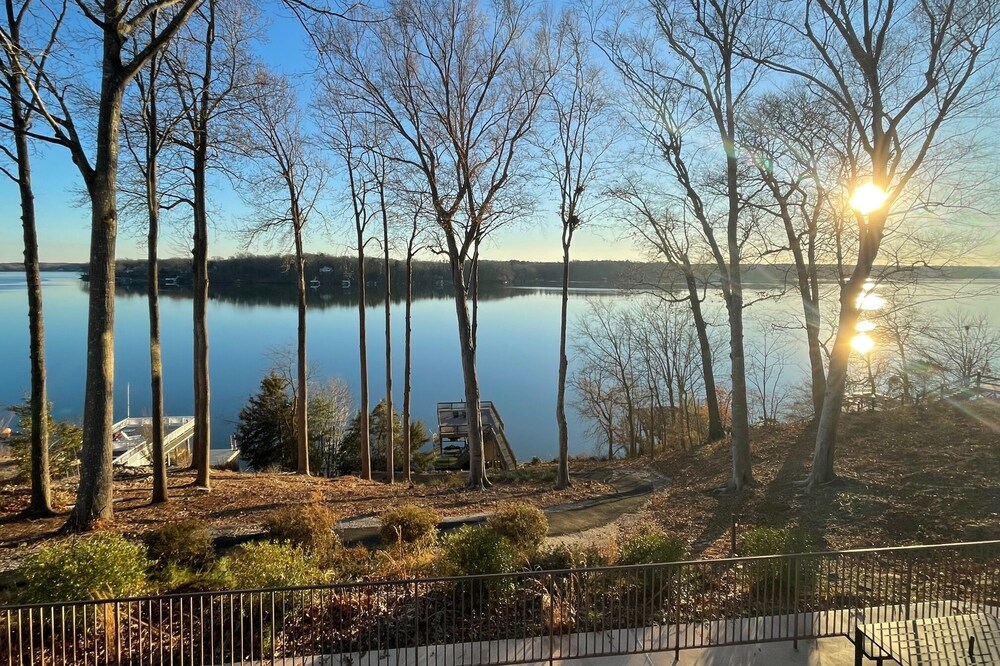 NEW! Lake Escape has it ALL--Deep water, panoramic views, POOL, main lake!