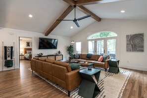 Smart TV, fireplace, books, stereo