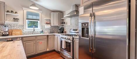 Fridge, microwave, stovetop, dishwasher