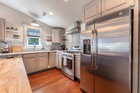 Fridge, microwave, stovetop, dishwasher