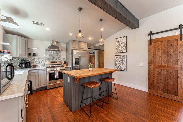 Kühlschrank, Mikrowelle, Herdplatte, Geschirrspüler