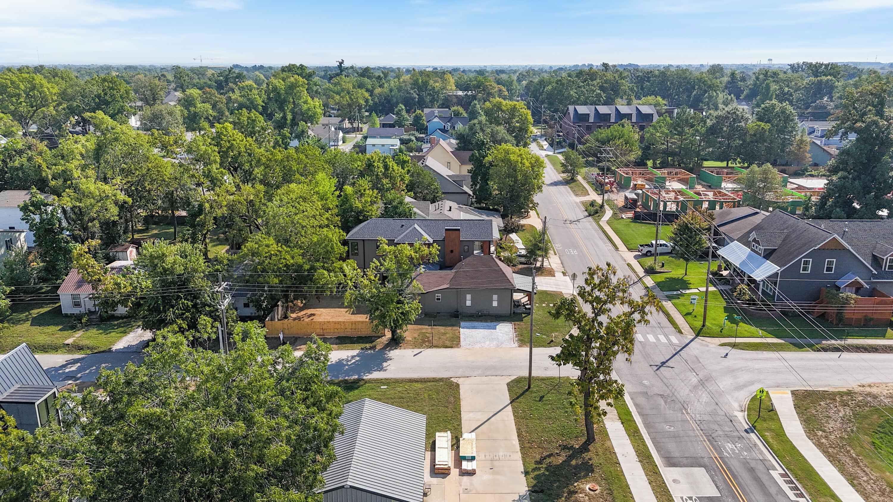 Vista aérea de un barrio residencial con casas, calles y zonas verdes.