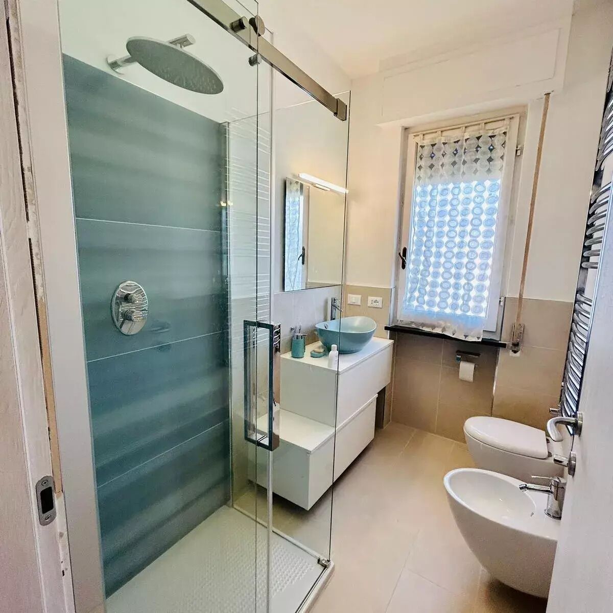 Dusche, Haartrockner, Bidet, Handtücher