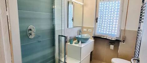 Dusche, Haartrockner, Bidet, Handtücher