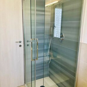 Dusche, Haartrockner, Bidet, Handtücher