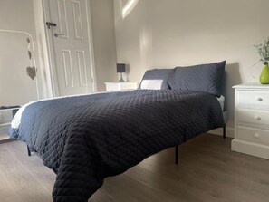 2 soverom, skrivebord, strykejern/-brett og wi-fi (inkludert)
