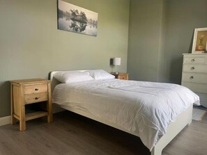 2 bedrooms, desk, iron/ironing board, free WiFi