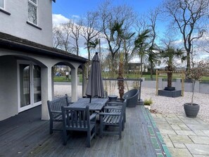 Outdoor dining - Spacious 2 Bed Ribble Valley Apartment (Salesbury)