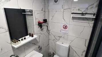 Shower, rainfall showerhead, free toiletries, hair dryer