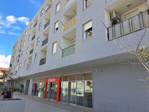 Exterior - Mariposa apartment, free private parking in the garage. Near the Mall of Split.. (Split)
