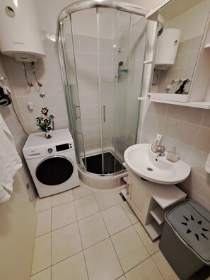 Shower, hair dryer, towels, soap - Mariposa apartment, free private parking in the garage. Near the Mall of Split.. (Split)