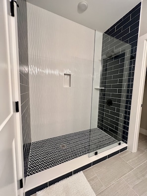 Bathtub, free toiletries, bathrobes, slippers - Swanky Seahorse Oceanviews (Carolina Beach)