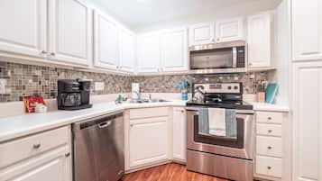 Kühlschrank, Mikrowelle, Ofen, Geschirrspüler