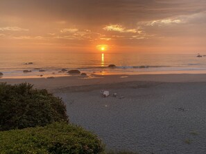 On the beach - Oceanfront Cabin 4 with Private Jacuzzi & Stunning Views (Smith River)