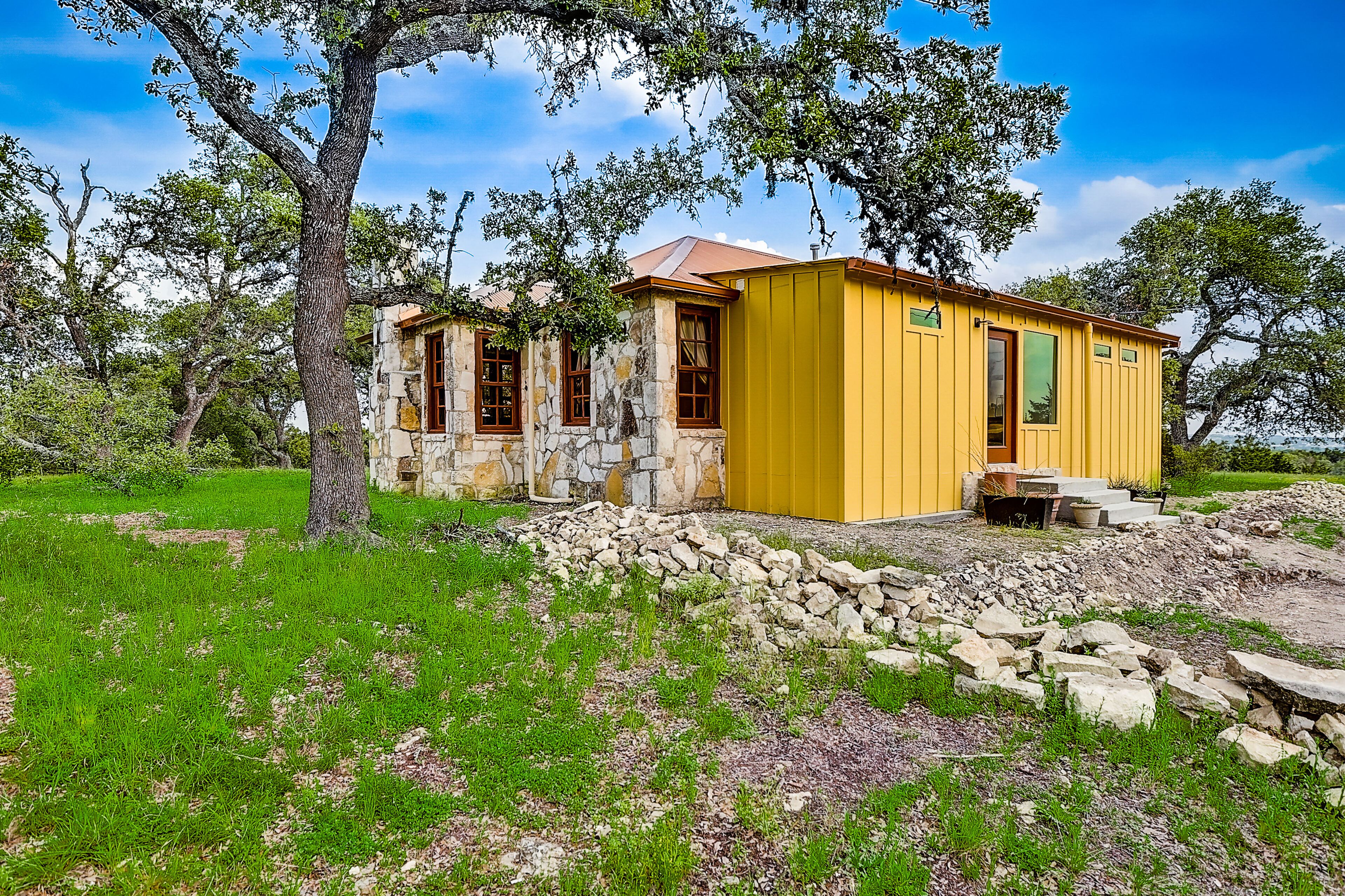 Lovely getaway lined by trees with a deck, grill, washer/dryer, and central AC