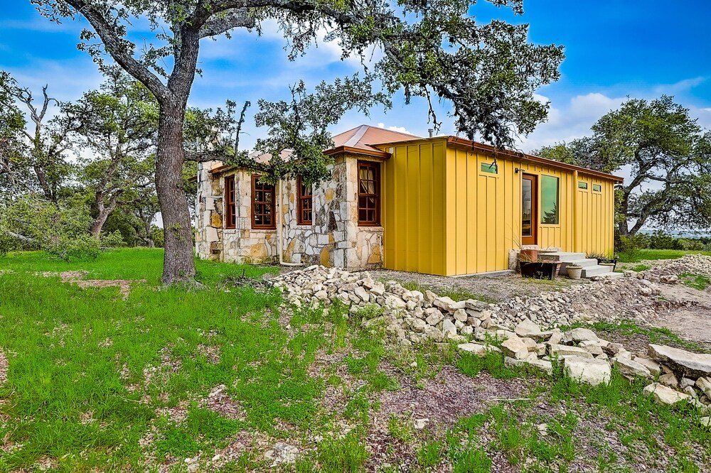 Lovely getaway lined by trees with a deck, grill, washer/dryer, and central AC