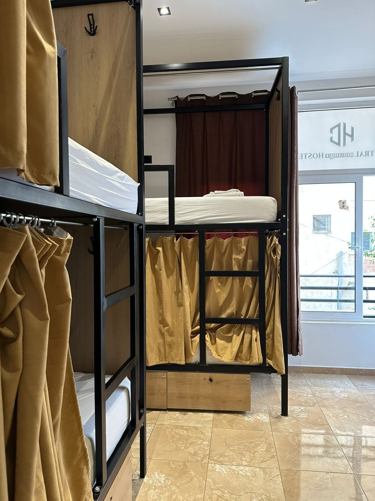 6 Bed Female Dormitory Room | Geluiddichte muren, gratis wifi