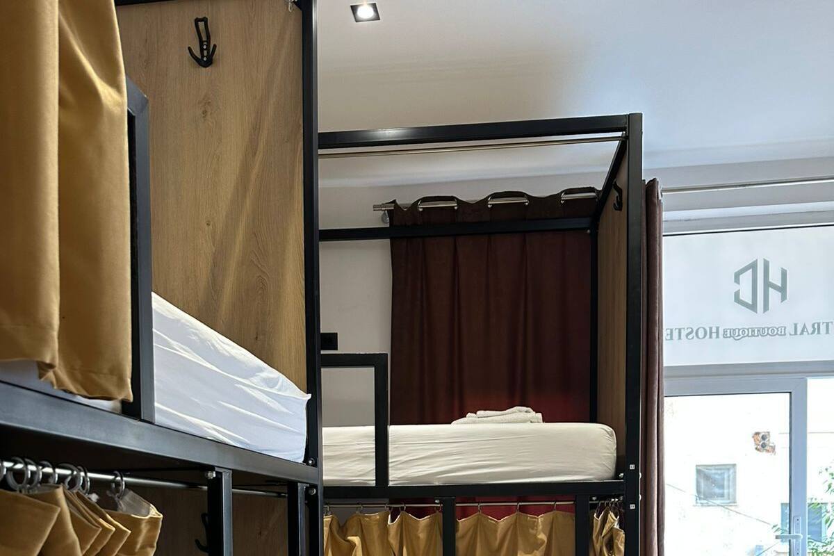 6 Bed Female Dormitory Room | 防音設備、WiFi (無料)