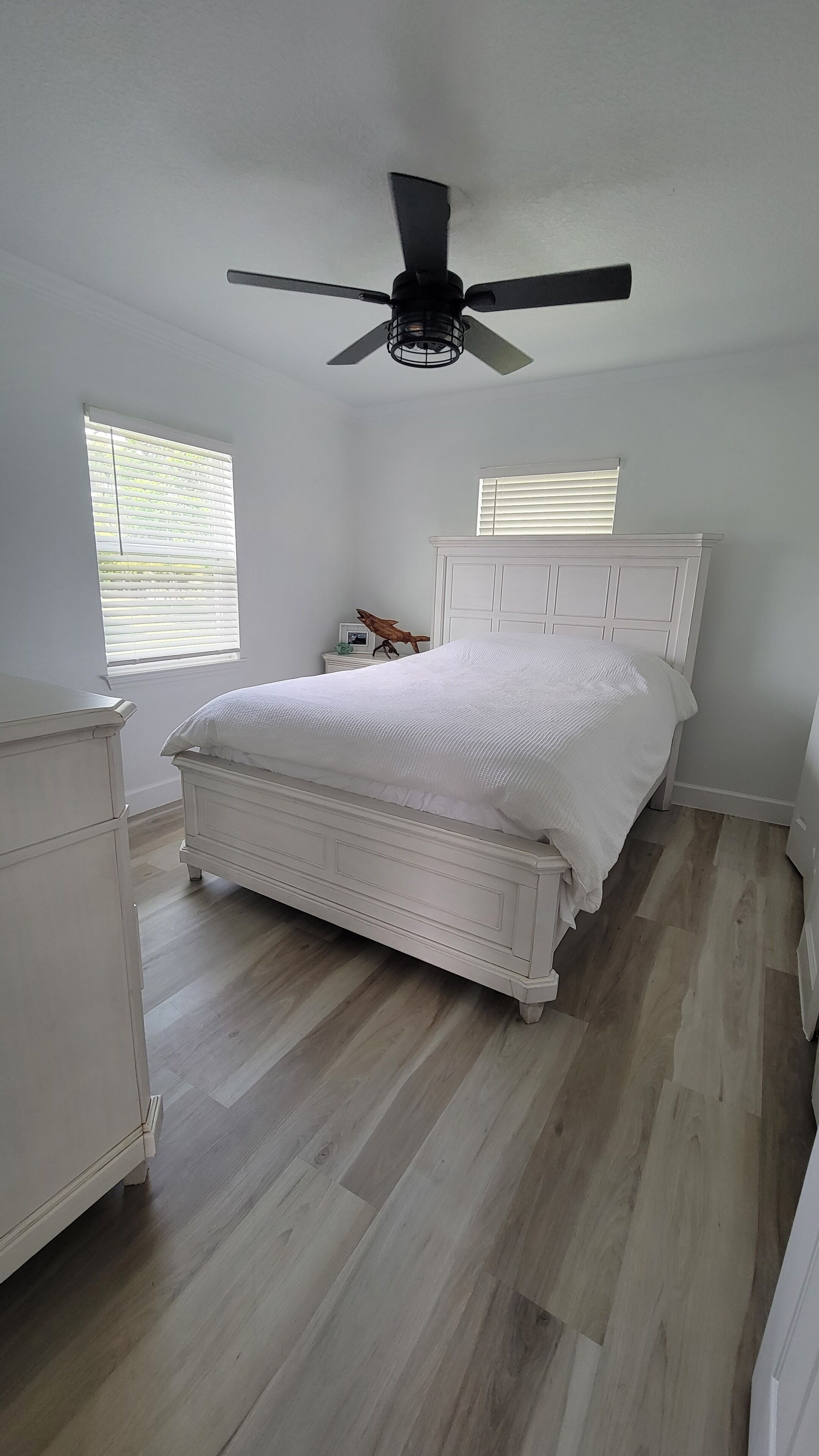  Beach house next to boat ramp. Walking distance to beach and intercoastal. 