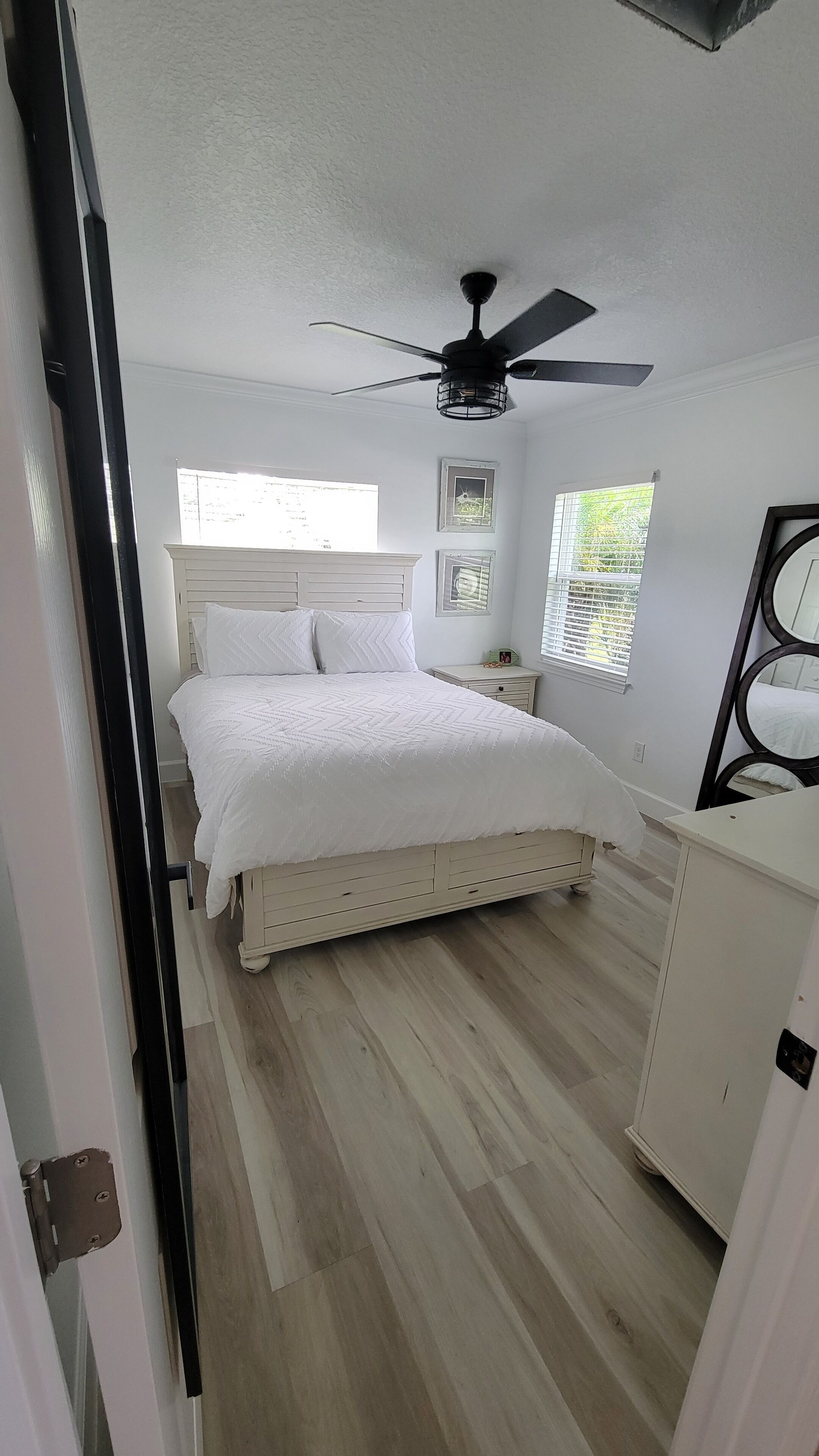  Beach house next to boat ramp. Walking distance to beach and intercoastal. 