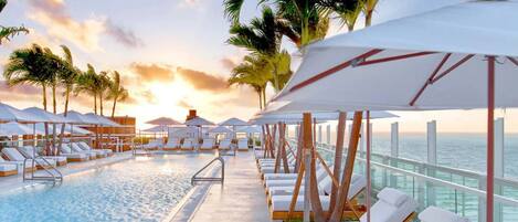 3 albercas al aire libre, sombrillas en la alberca y camastros