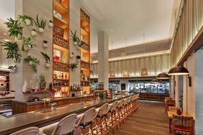 2 bars/lounges, poolside bar, beach bar - One of a Kind - Ocean View Luxury Condo (Miami Beach)