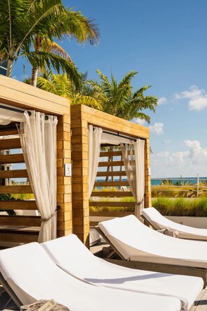 3 室外游泳池,池畔遮阳伞,日光浴躺椅