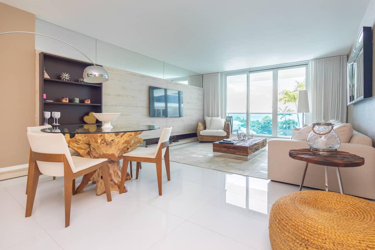 Departamento, vista al mar | Área de sala de estar | Smart TV y servicios de streaming