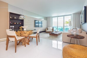 公寓, 海景 | 起居区 | 智能电视、流媒体服务