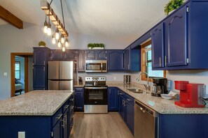 Køleskab, mikrobølgeovn, ovn, kogeplade