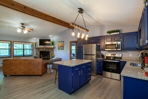 Frigorífico, microondas, horno y placa de cocina