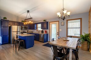 Køleskab, mikrobølgeovn, ovn, kogeplade