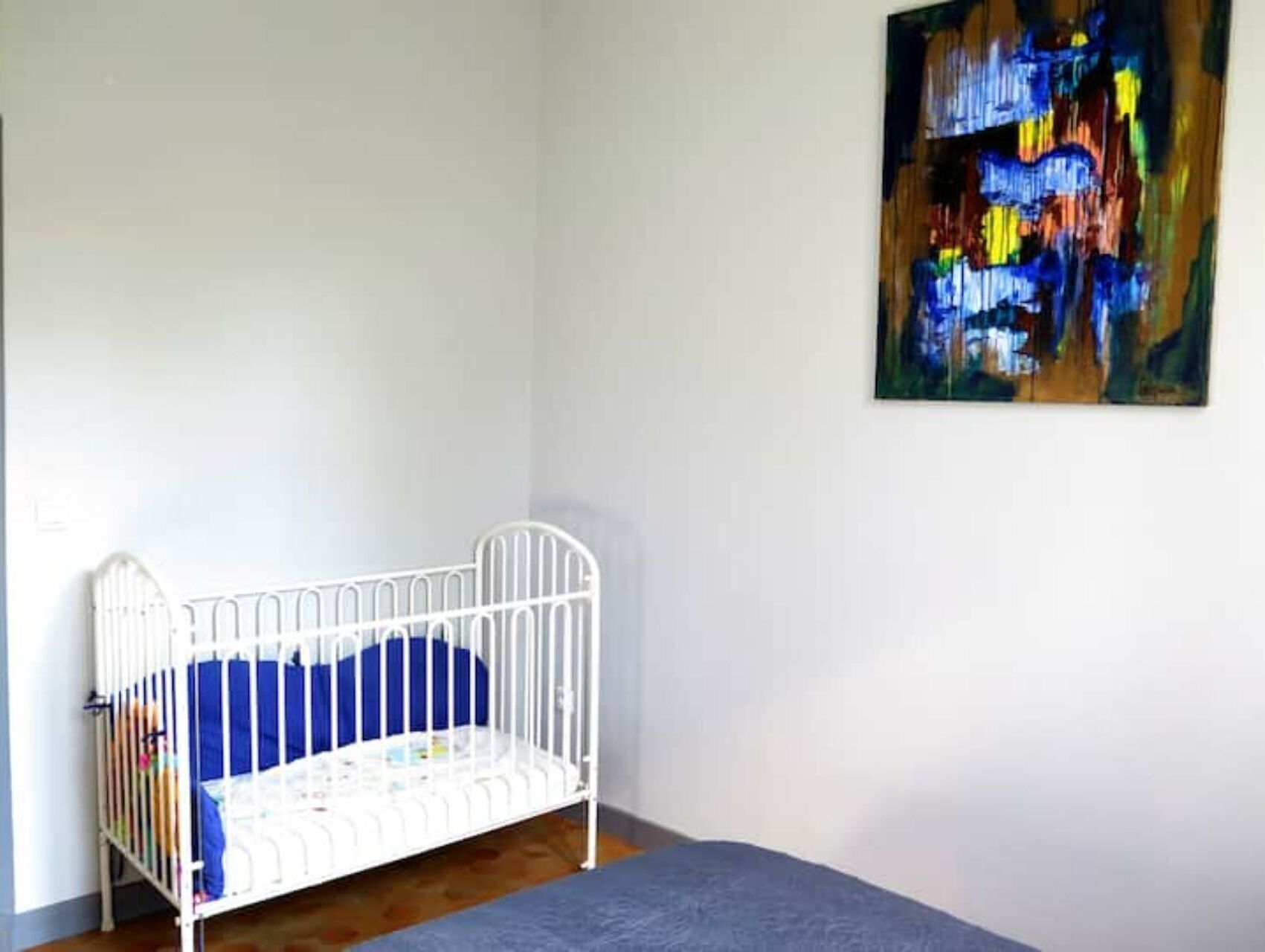 1 slaapkamer, een bureau, een strijkplank/strijkijzer, reisbedje