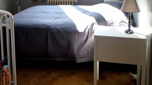 1 soverom, skrivebord, strykejern/-brett og reiseseng for barn