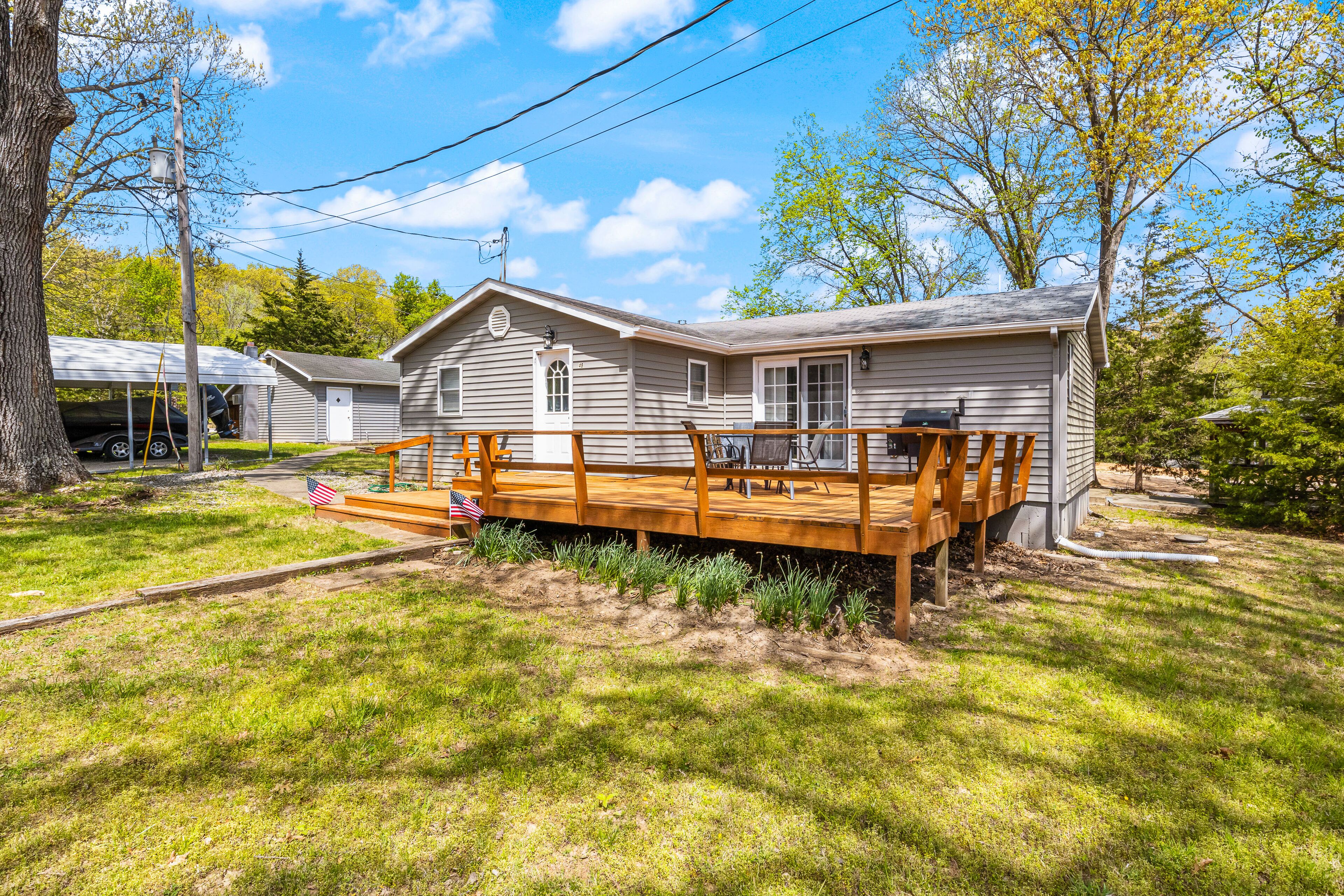 Secluded home near boat launch with deck, gazebo, washer/dryer, & central AC