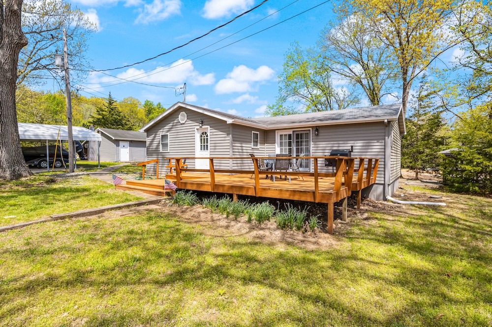 Secluded home near boat launch with deck, gazebo, washer/dryer, & central AC