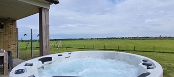 Modern villa with jacuzzi. Village Hollum, forest and beach on walking distance.