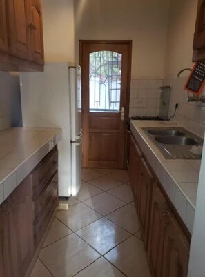 Réfrigérateur, four, plaque de cuisson, cafetière/bouilloire