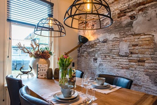 Klokkenluider ist ein ländlich eingerichtetes Haus am Rande des Dorfes Hollum.