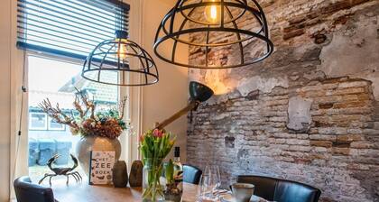 Klokkenluider is a rurally furnished house on the edge of the village of Hollum.