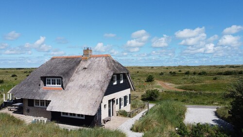 Kwikstaart ist eine Villa mit Sauna und freiem Blick auf die Dünen und das Meer.