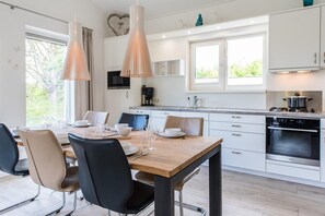 Een koelkast, een magnetron, een oven, een kookplaat