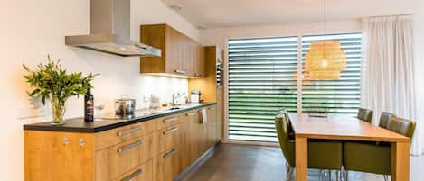 Kühlschrank, Mikrowelle, Herdplatte, Geschirrspüler